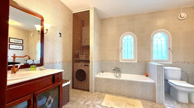 Resale - Villa -
Villamartín