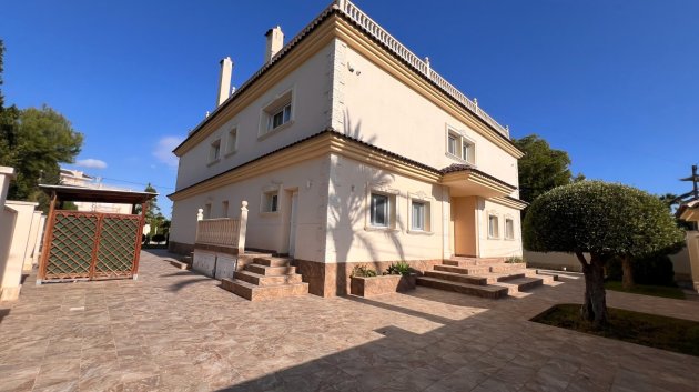 Resale - Villa -
Orihuela Costa