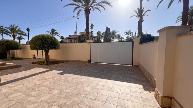 Resale - Villa -
Orihuela Costa