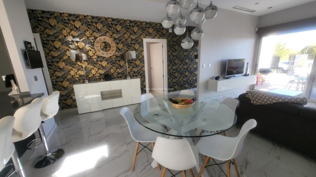 Resale - Villa -
Villamartín