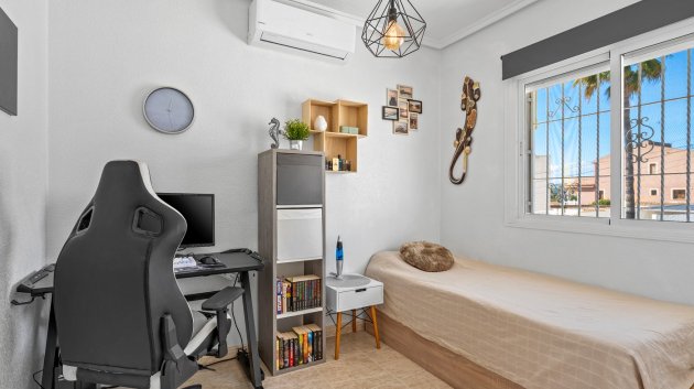 Reventa - Chalets -
Benijofar - Monte Azul