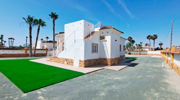 Resale - Villa -
Catral