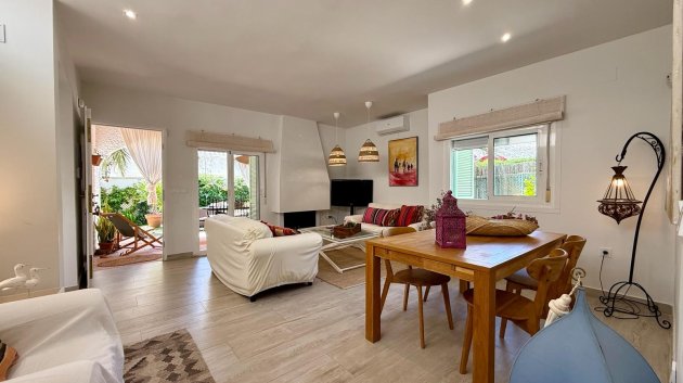Resale - Villa -
Orihuela Costa - Campoamor