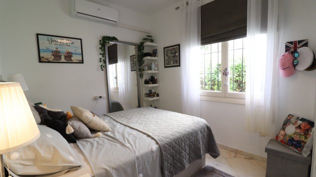Resale - Villa -
Orihuela Costa - Villamartín