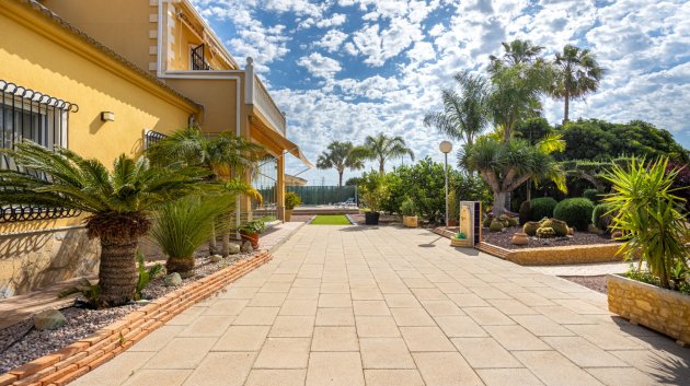 Resale - Villa -
Elche - La Hoya