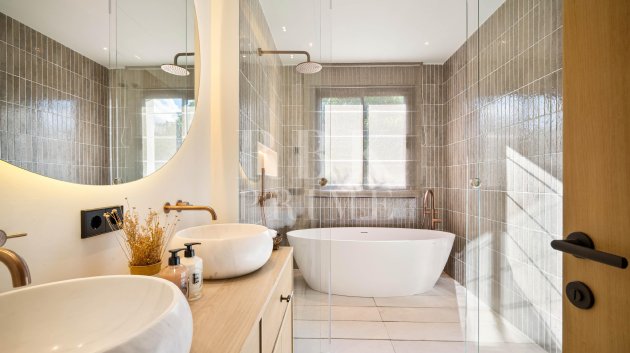 Resale - Villa -
Malaga - Nueva Andalucía