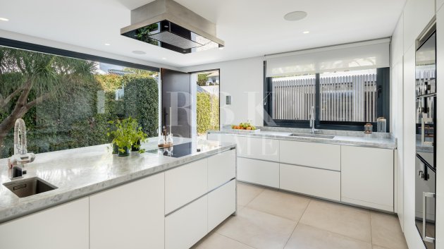 Resale - Villa -
Malaga - Nueva Andalucía