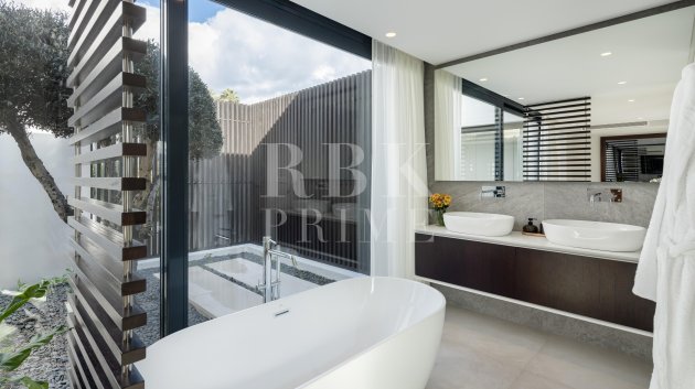 Resale - Villa -
Malaga - Nueva Andalucía