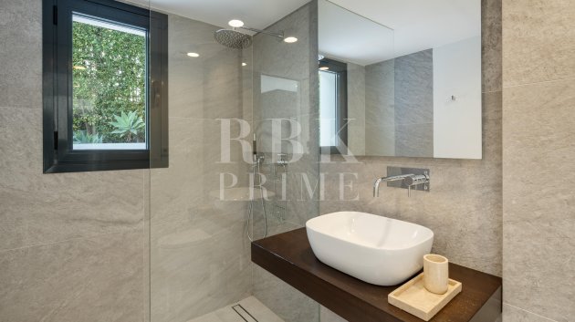 Resale - Villa -
Malaga - Nueva Andalucía
