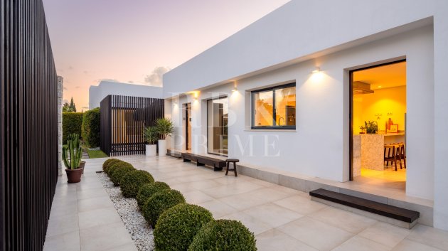 Resale - Villa -
Malaga - Nueva Andalucía