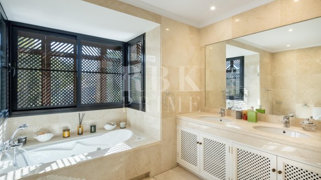 Resale - Villa -
Malaga - Benahavís