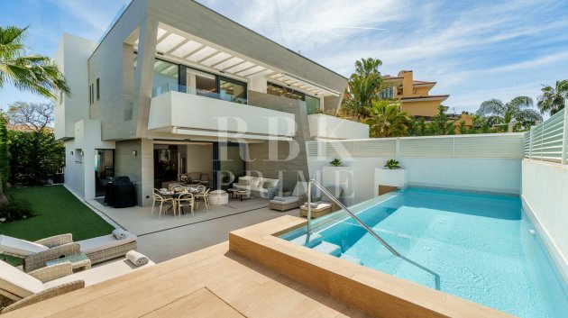 Resale - Villa -
Marbella