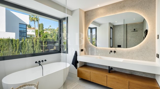 Resale - Villa -
Malaga - Nueva Andalucía