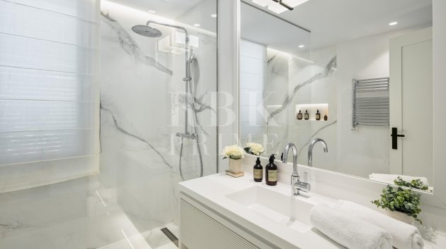 Resale - Villa -
Malaga - Nueva Andalucía