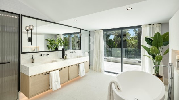 Resale - Villa -
Malaga - Nueva Andalucía