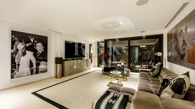 Resale - Villa -
Malaga - Nueva Andalucía