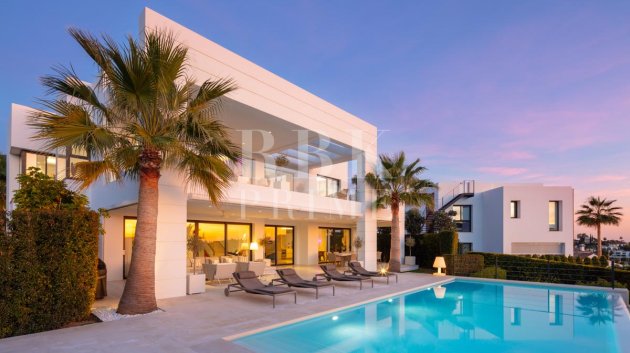 Resale - Villa -
Malaga - Nueva Andalucía