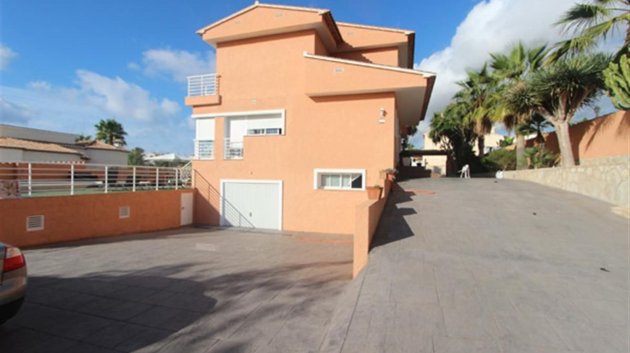 Resale - Villa -
Calpe - Cometa