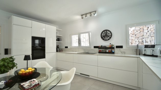 Resale - Villa -
Moraira - Benimeit