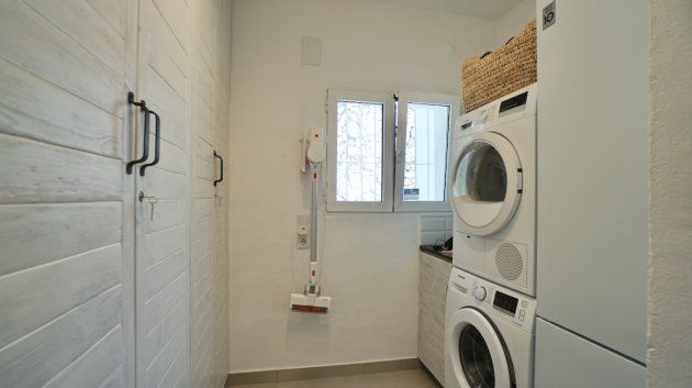 Resale - Villa -
Moraira - Benimeit