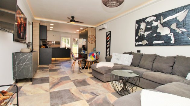 Resale - Villa -
Villamartín - Las Violetas