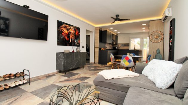 Resale - Villa -
Villamartín - Las Violetas
