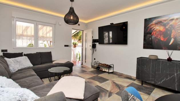 Resale - Villa -
Villamartín - Las Violetas