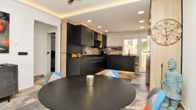 Resale - Villa -
Villamartín - Las Violetas