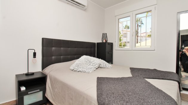Resale - Villa -
Villamartín - Las Violetas