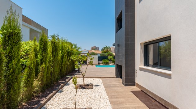 Obra nueva - Chalets -
Playa Paraiso