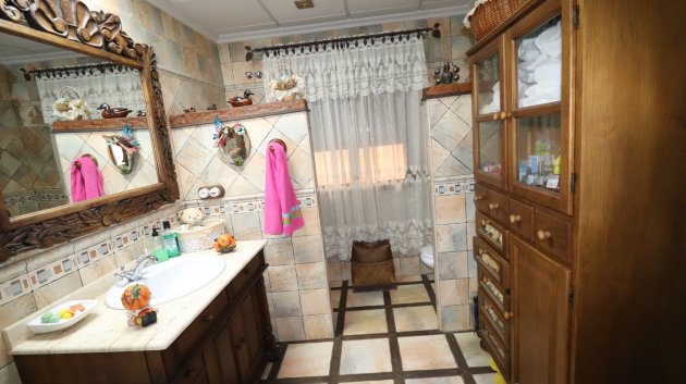 Resale - Villa -
Daya Nueva