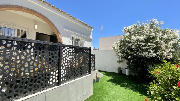 Resale - Villa -
Torrevieja - Nueva Torrevieja - Aguas Nuevas
