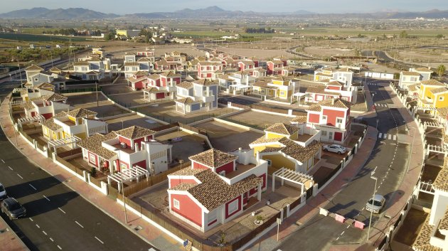 Obra nueva - Chalets -
Purias
