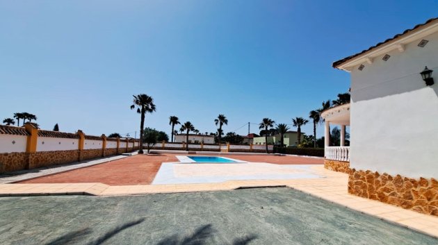 Resale - Villa -
Catral