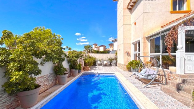 Resale - Villa -
Orihuela Costa - La Zenia
