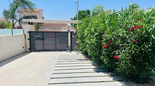 Resale - Villa -
Rojales