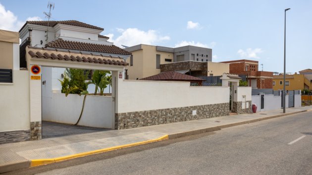 Reventa - Chalets -
Los Montesinos - La Herrada